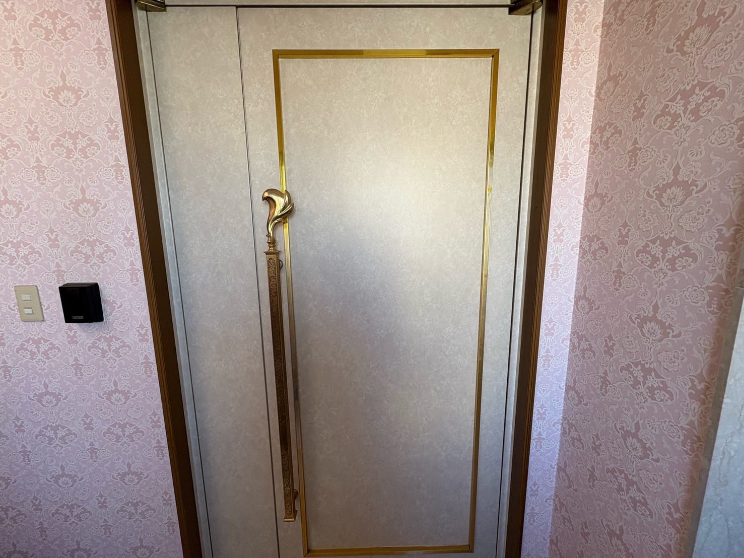 こちらの玄関ドアに美和の電子錠DTRSを取付ます