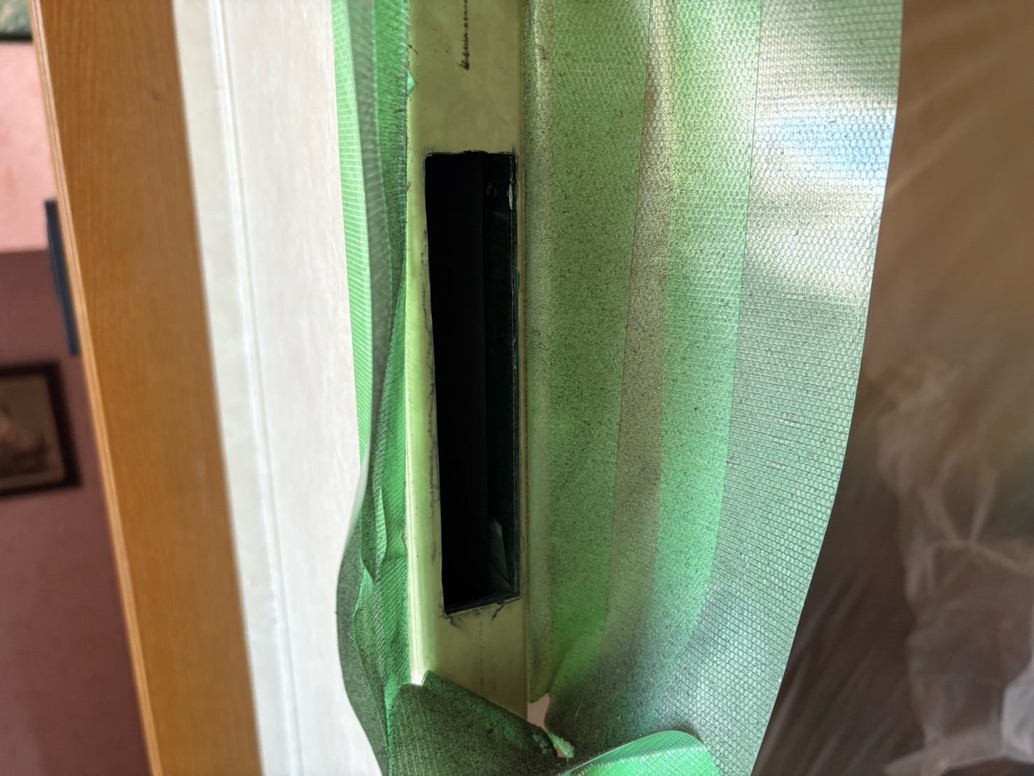 玄関ドアに美和の電子錠　DTRSを取付ける為に穴加工を行った