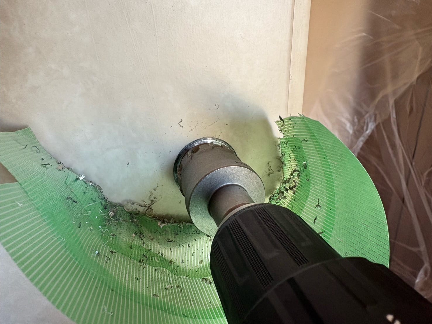 美和の電子錠DTRSを取付ける為に鉄扉に穴を開けていく