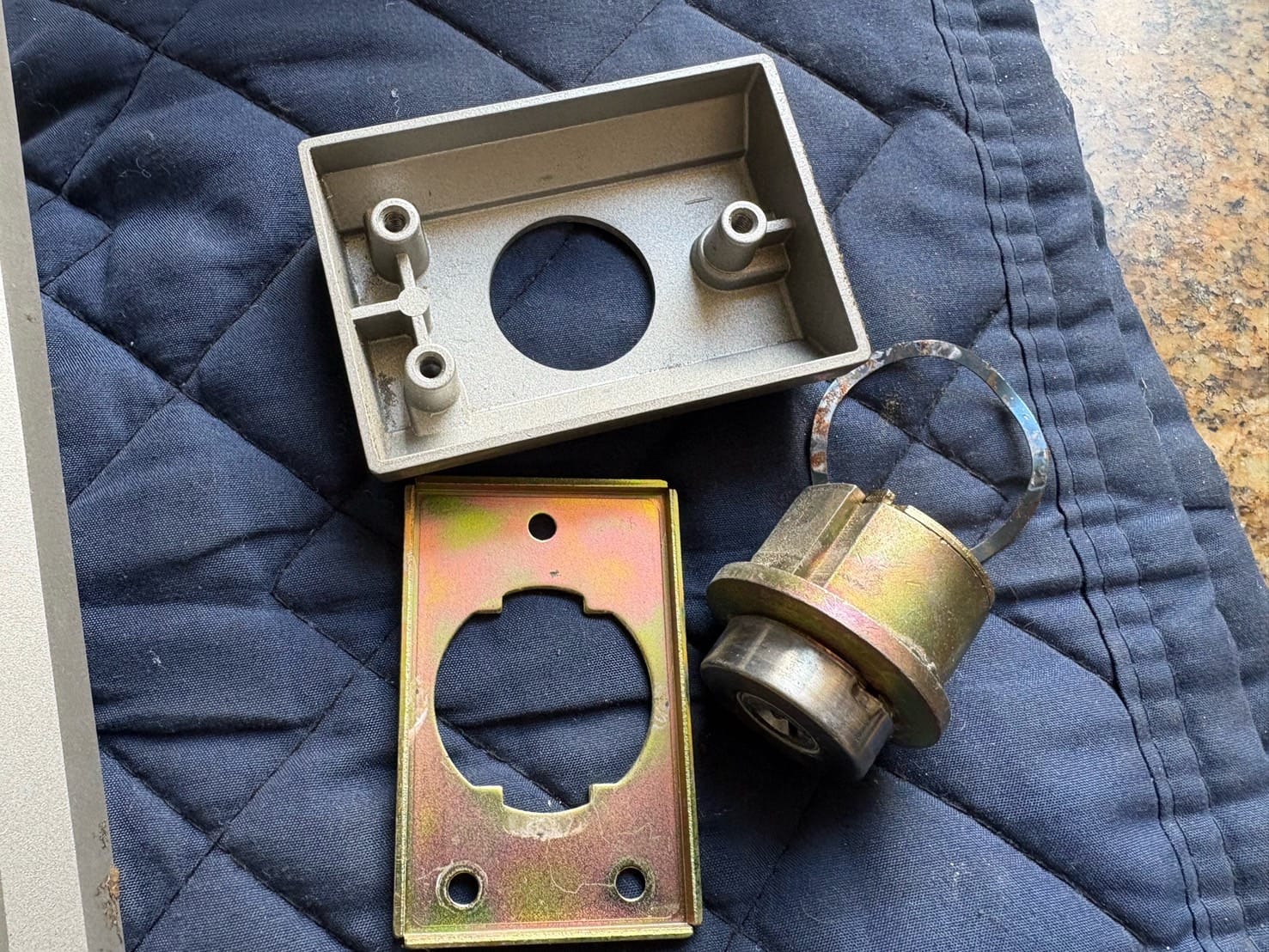 こちらのシリンダーを取り付ける