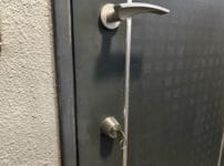 GOAL社のV18ディンプルシリンダーがついた玄関ドア。こちらのドアの鍵を交換します