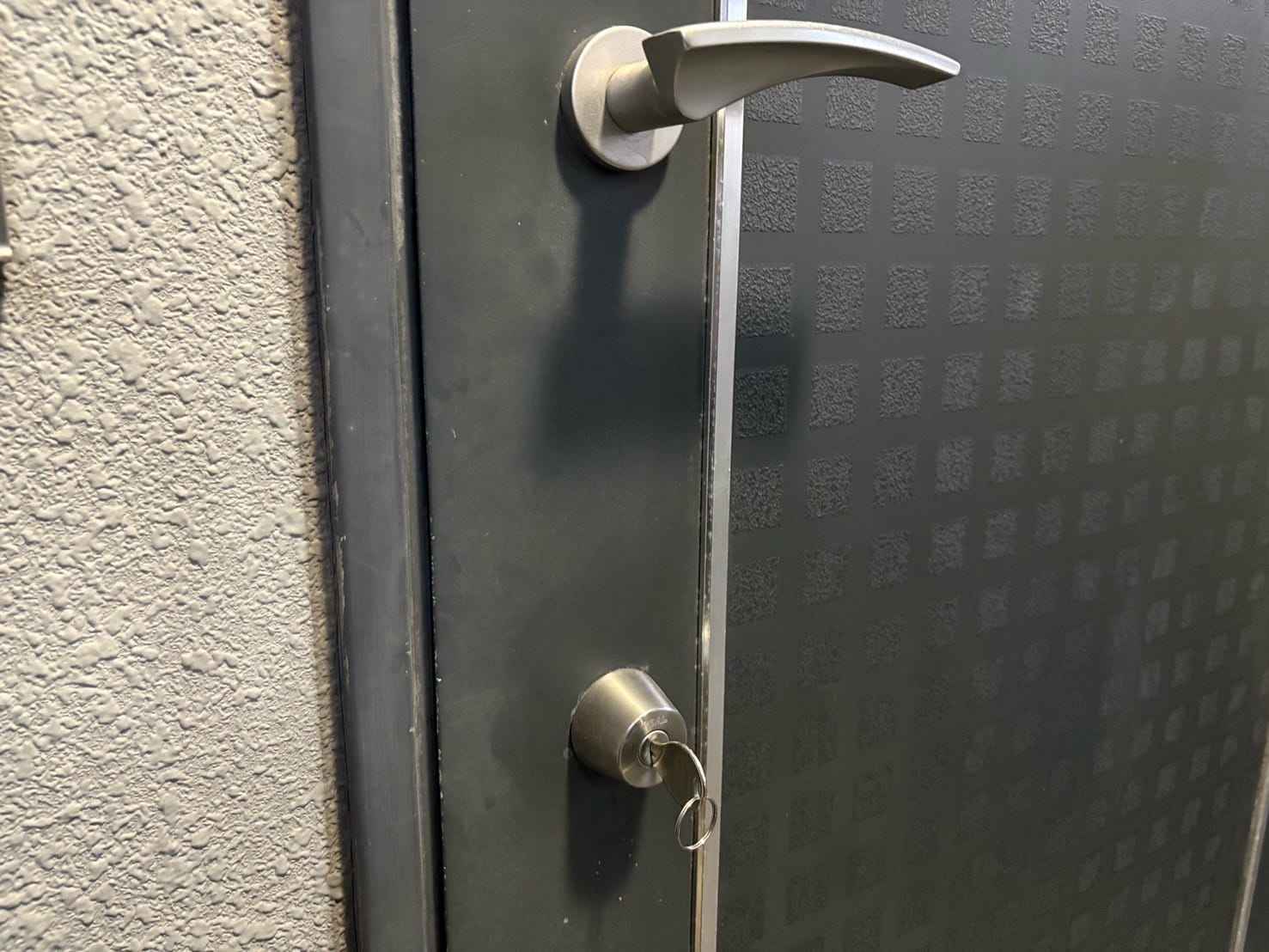 GOAL社のV18ディンプルシリンダーがついた玄関ドア。こちらのドアの鍵を交換します