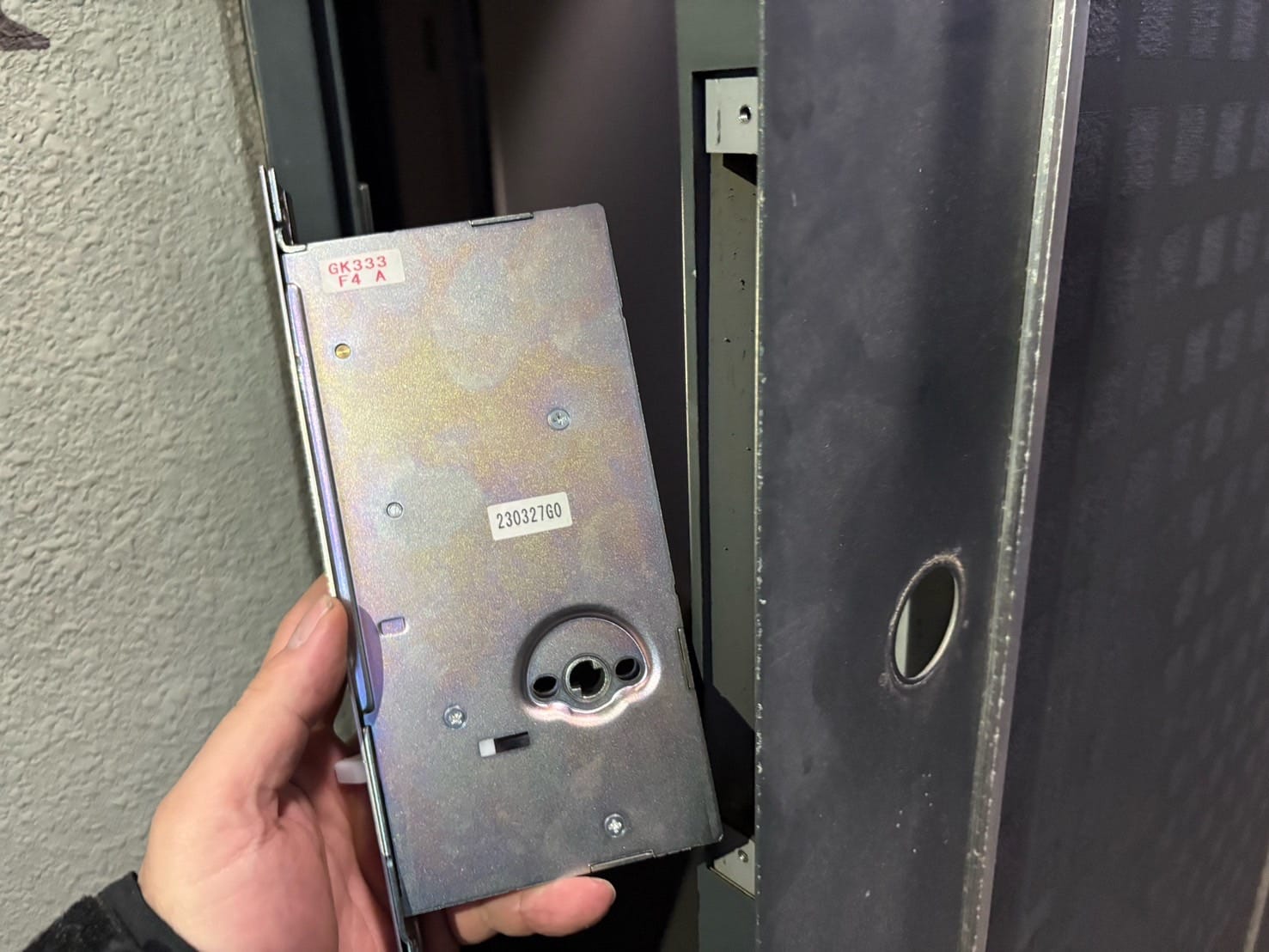 ケースロックの交換を行います