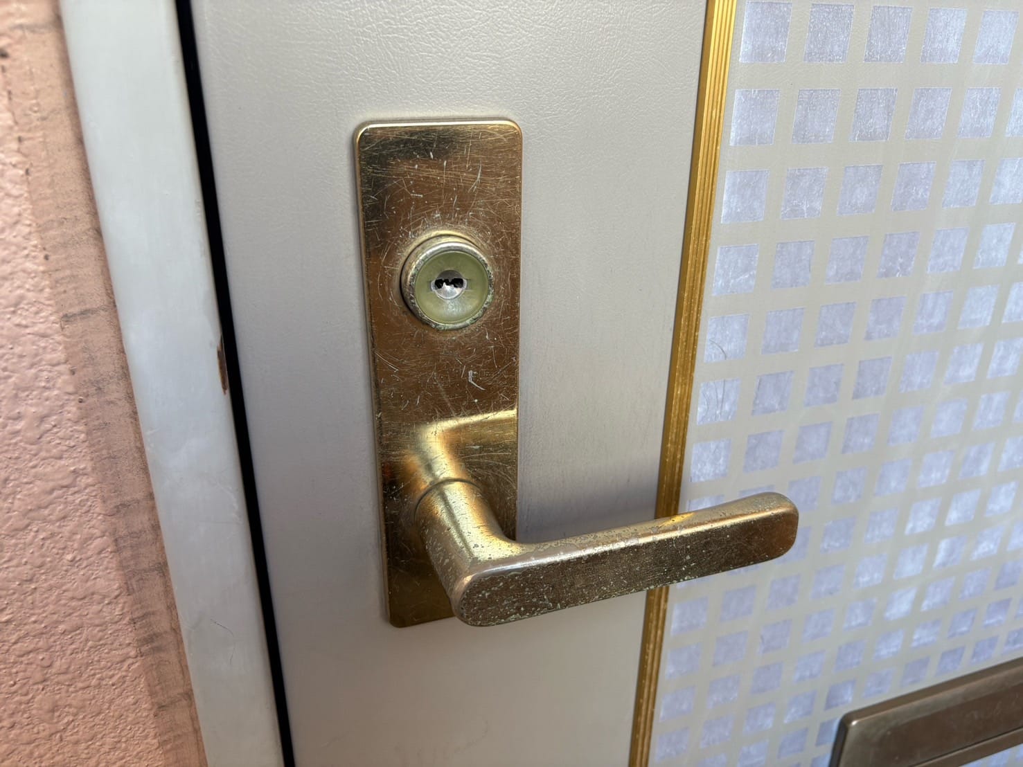 鍵交換のご依頼をいただいた玄関ドア