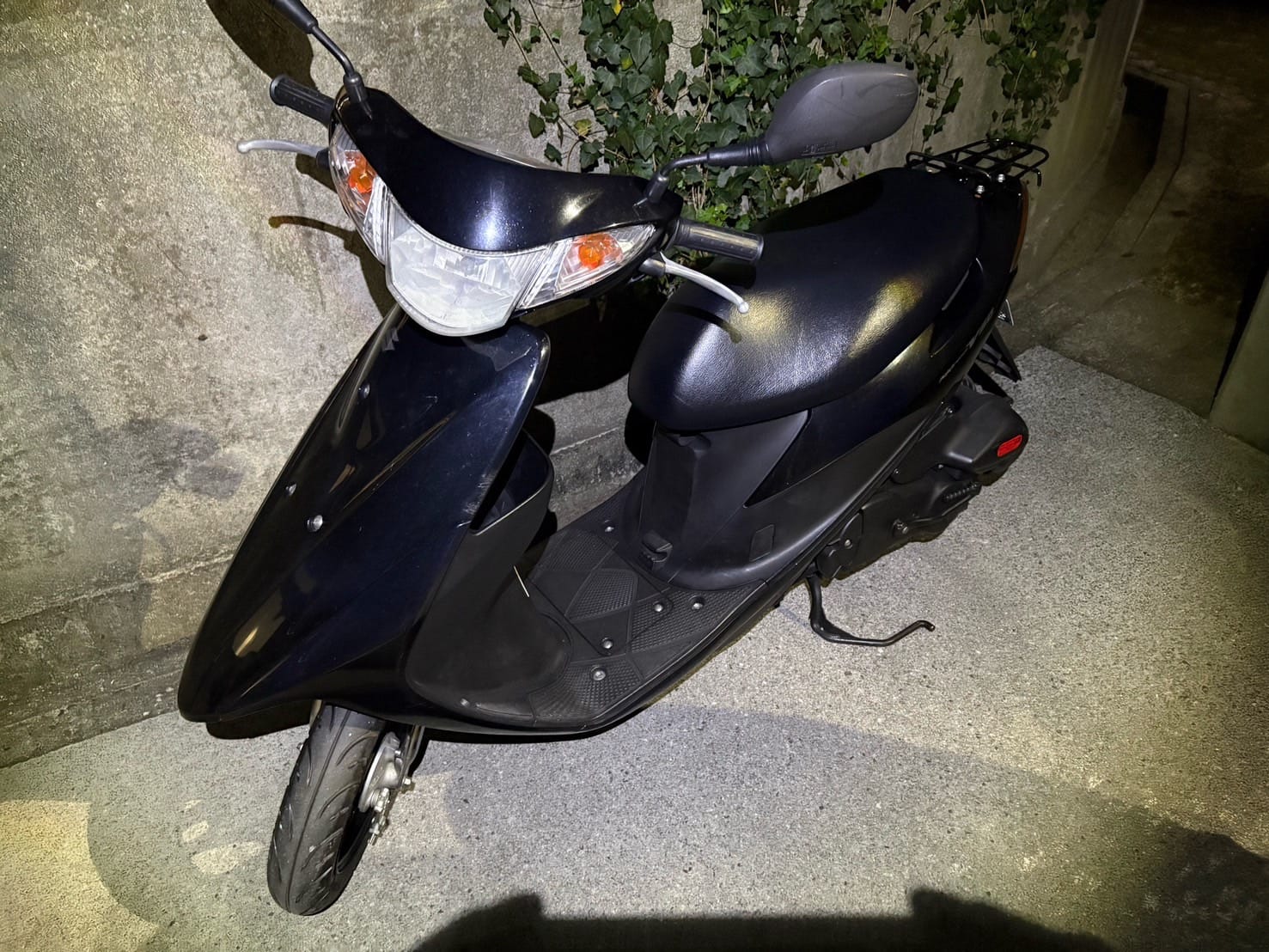 鍵紛失で動かせなくなったスズキアドレスV50。こちらのバイクの鍵を作製する