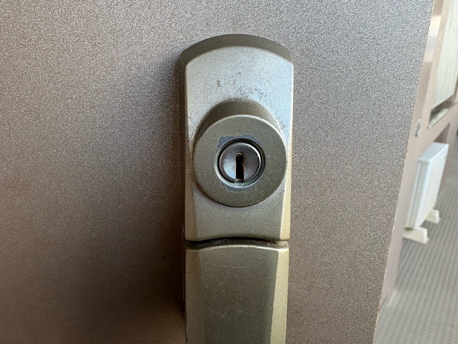 GOAL社のV18ディンプルシリンダーがついているが、鍵がささらない状態。