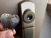 新品のキーシリンダーへ交換、付属の鍵もついてきます