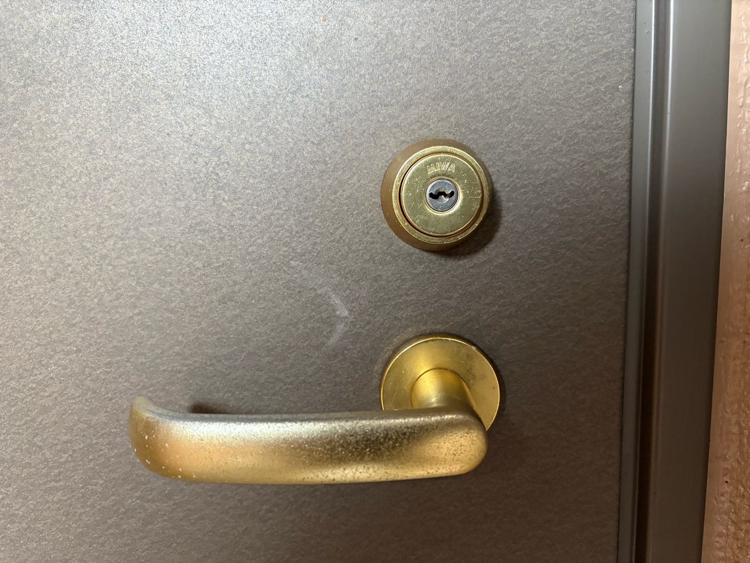 鍵交換のご依頼をいただいた玄関ドアにはMIWA1ロックレバーハンドル錠がついています