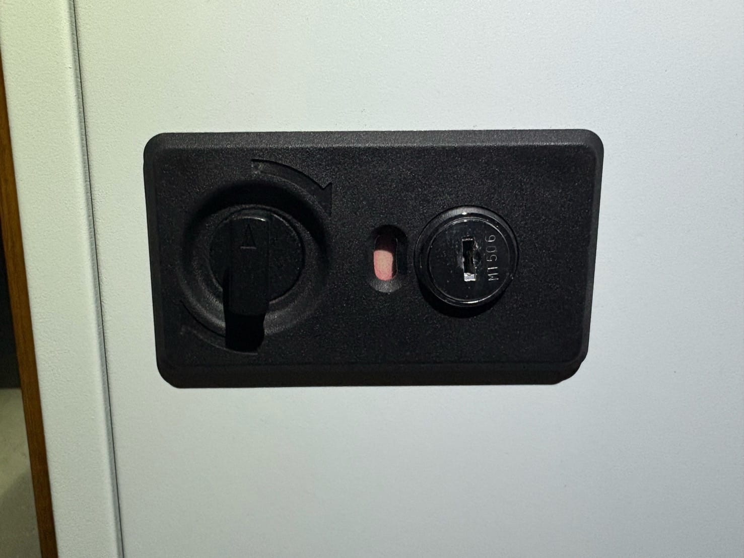 鍵がかかったままになっている宅配ボックス。こちらを解錠します