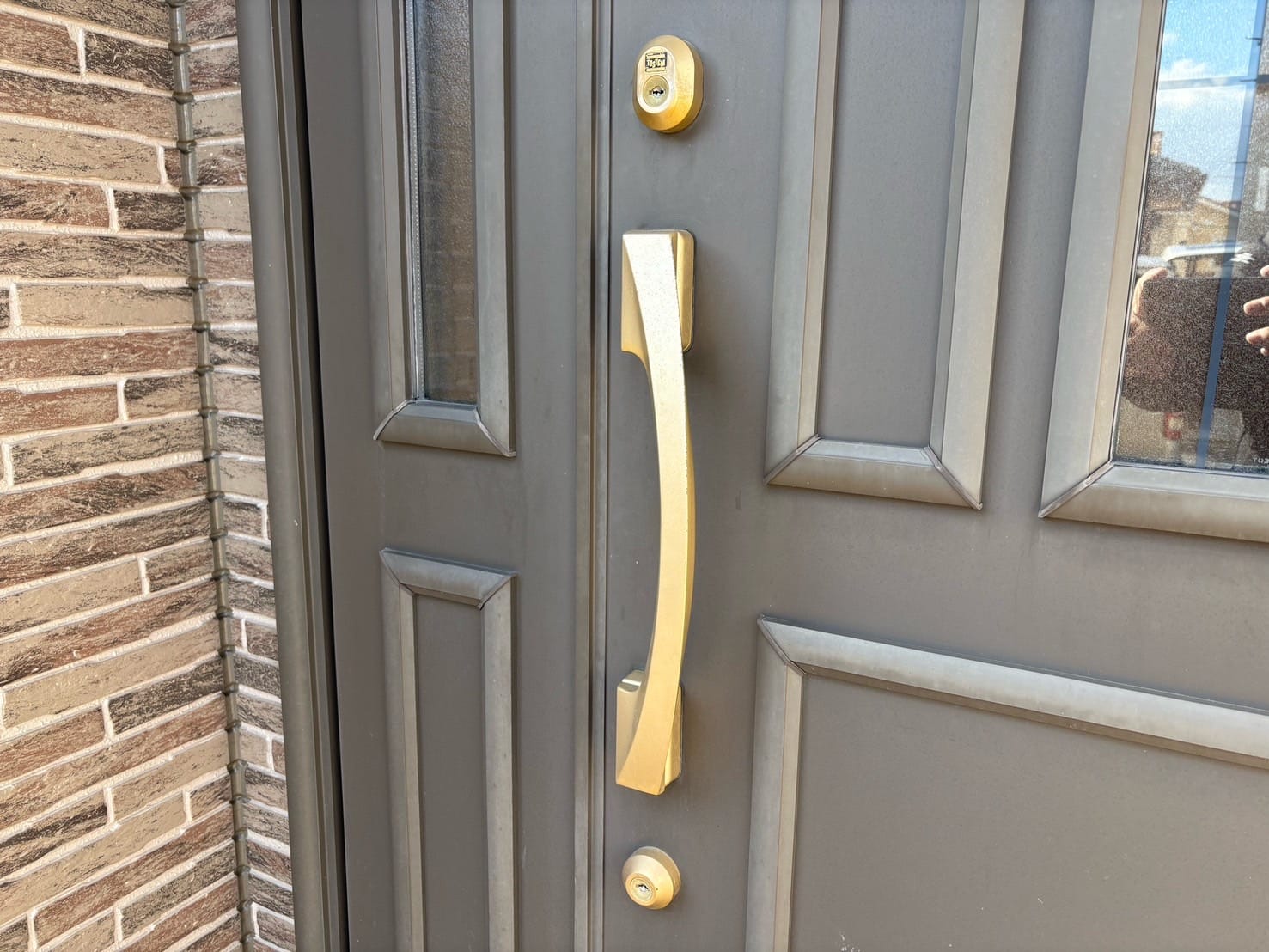 2ロックのプッシュプル錠がついている玄関扉。こちらの扉の鍵交換を行います