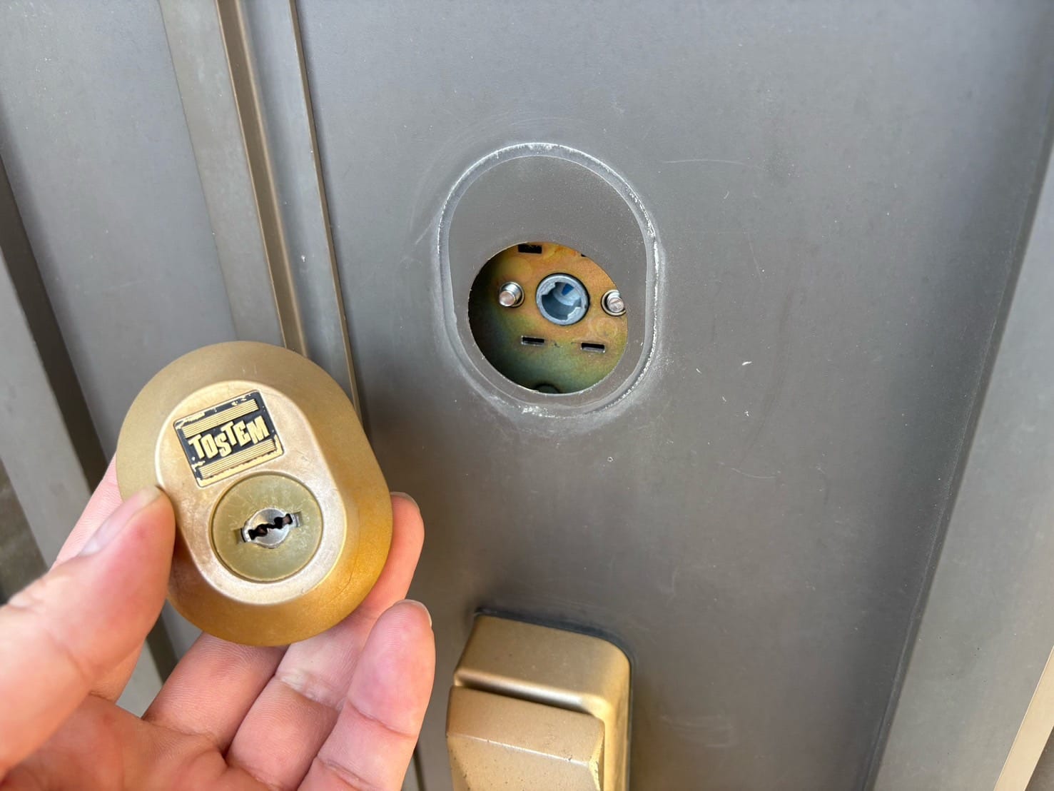 取り外してシリンダーコアを取替えます