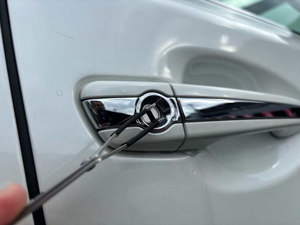 サイの運転席ドアシリンダーをピッキングする様子