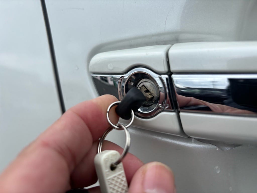 メカニカルキーで運転席ドアシリンダーに不具合がないことを確認