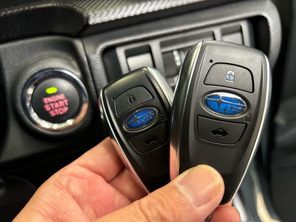 スマートキーの登録が完了。スタートボタンの前で2個のスマートキーを持っている