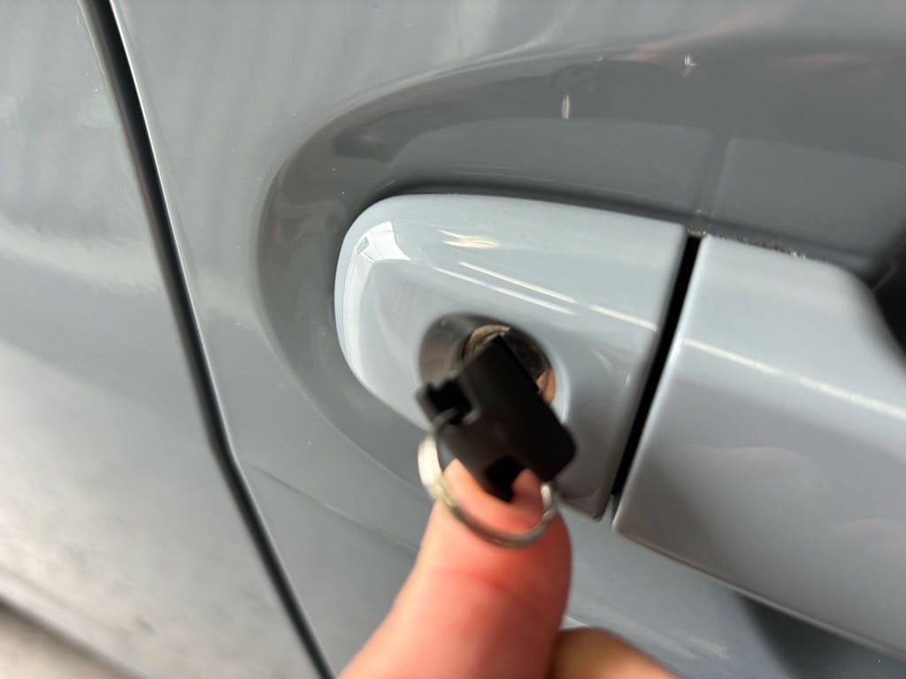 複製したメカニカルキーをドアシリンダーに挿して動作確認