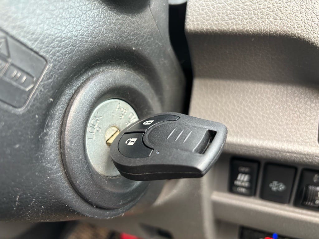 作製したキャラバンのスペアキーをイグニッションシリンダーにさしている