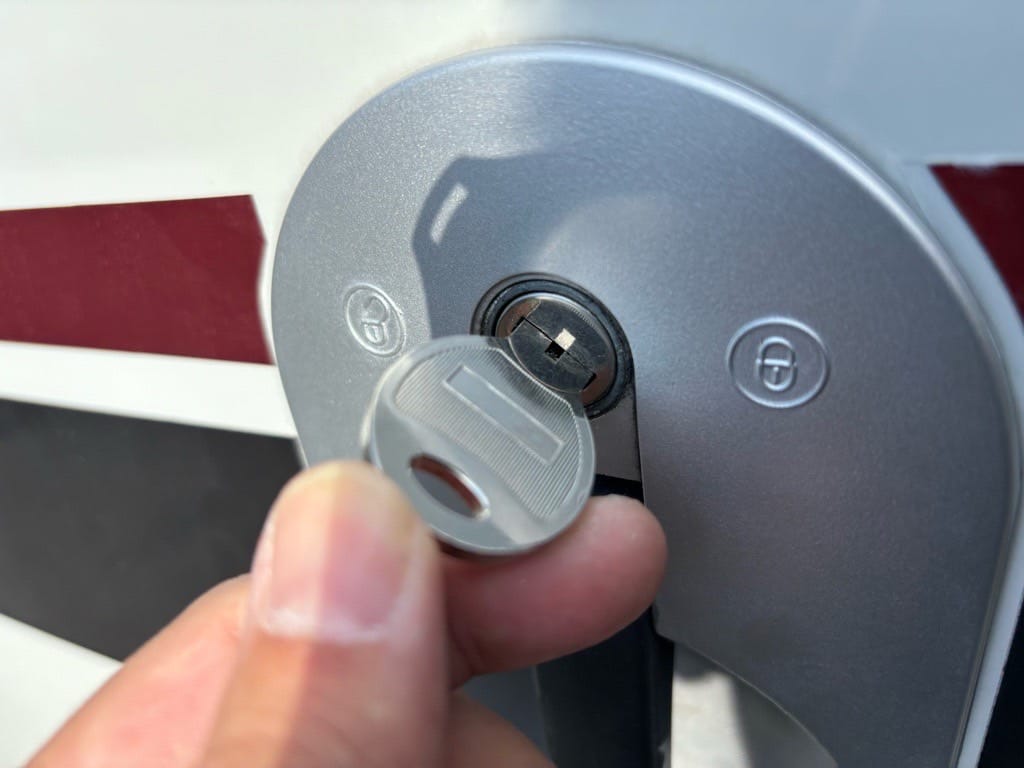 作製した鍵を外装のシリンダーにさしている