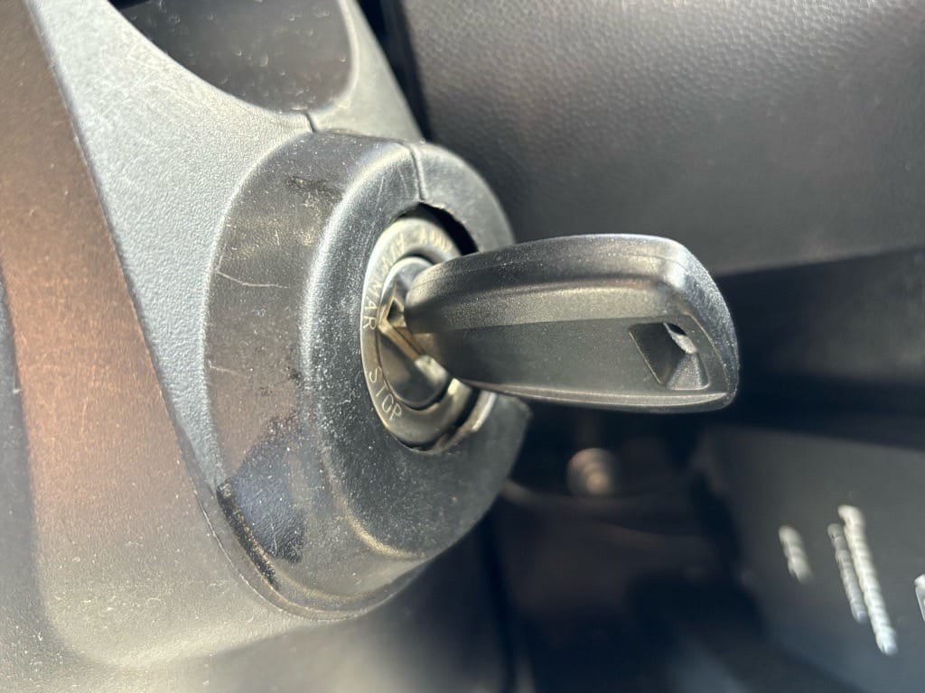 作製した鍵をイグニッションシリンダーにさしている