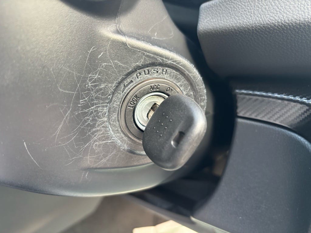 作製したインプレッサの鍵をイグニッションシリンダーにさしている