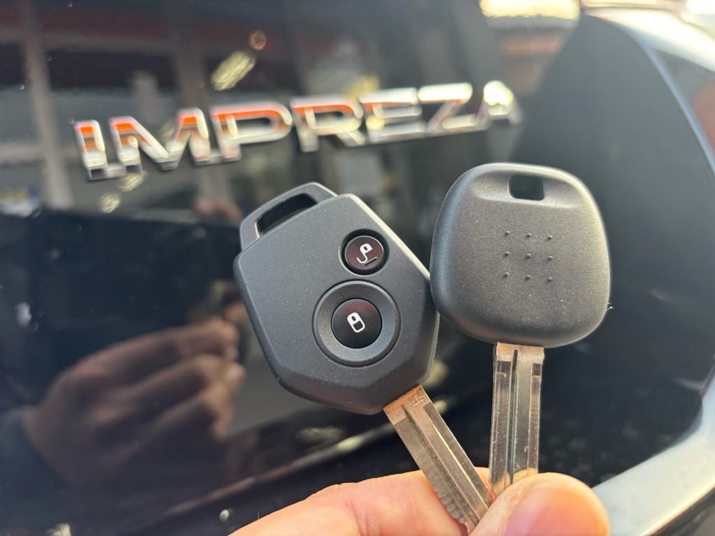 既存キーと新たに作製したスペアキーを手に持っている。どちらでもエンジン始動可能です