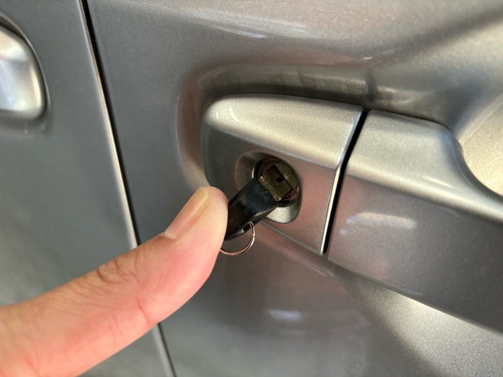 作製したメカニカルキーをノアの運転席ドアシリンダーにさして動作を確認