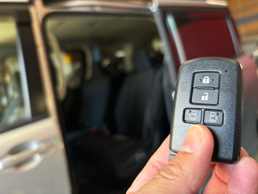 登録が完了したノアのスマートキーでパワースライドドアを開ける