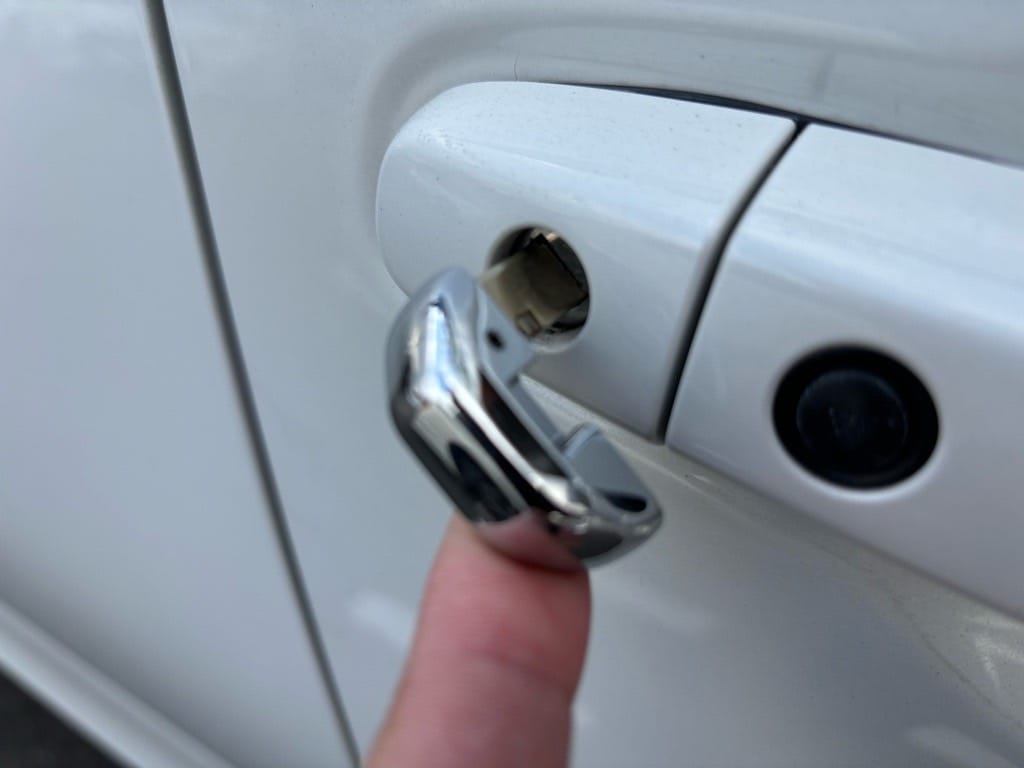 作製したジェイドのメカニカルキーをドアシリンダーに挿して動作確認