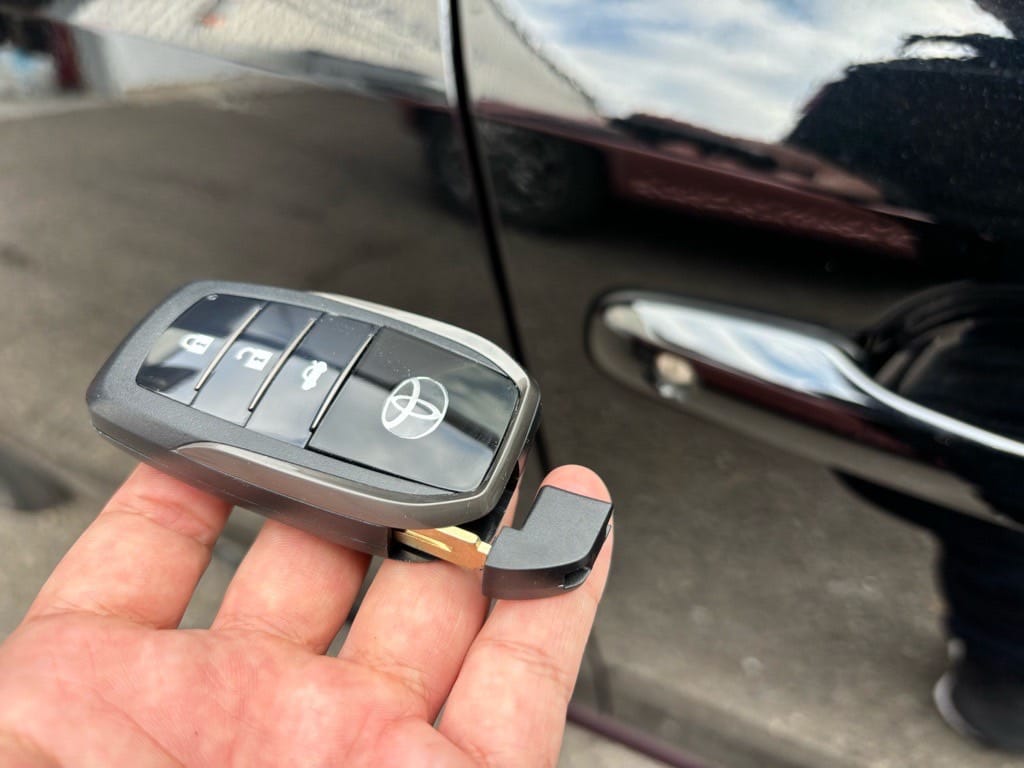 カローラツーリングのスペアキー一式の作製が完了。スマートキーにメカニカルキーを収納できます