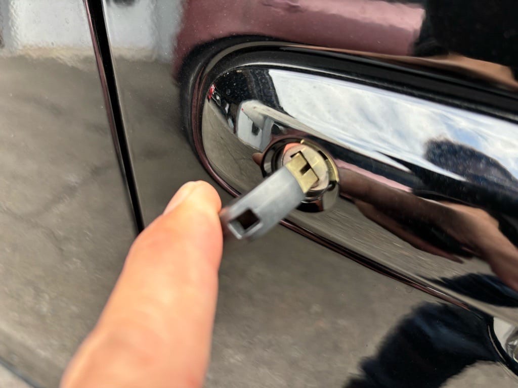 作製したカローラツーリングのメカニカルキーをドアシリンダーにさして動作確認