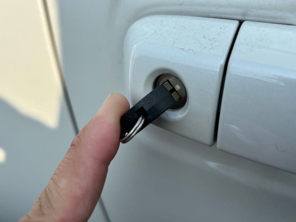 作製したプラドのドアキーをドアシリンダーに挿して動作確認