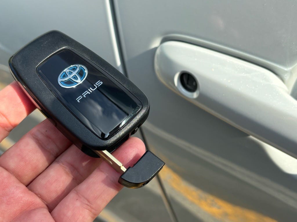 登録が完了したプリウスのスマートキーに作製したメカニカルキーを収納