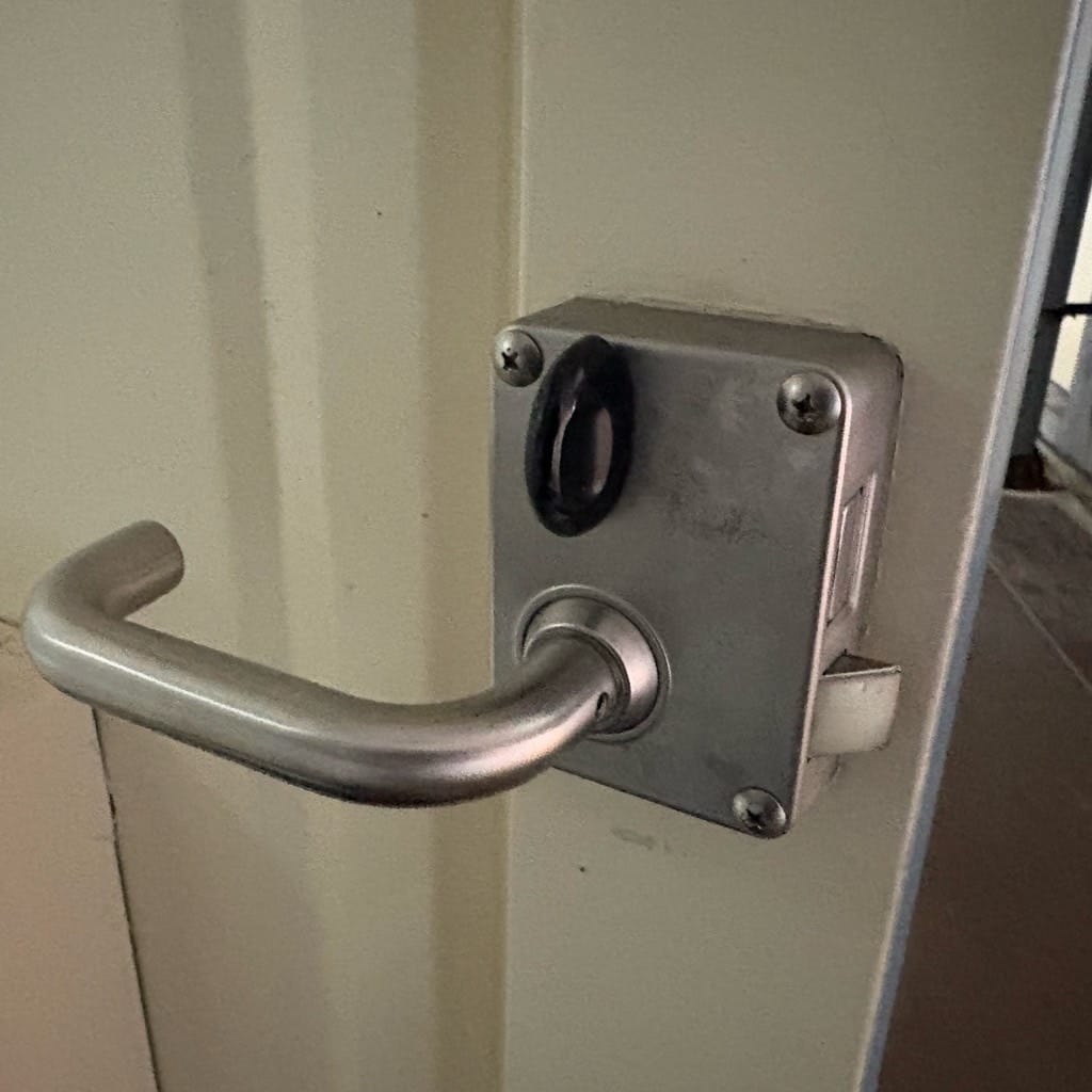 内側には箱型の錠前がついています