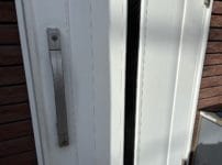 三協立山アルミ製のドアにGOAL社のプッシュプル錠がついています