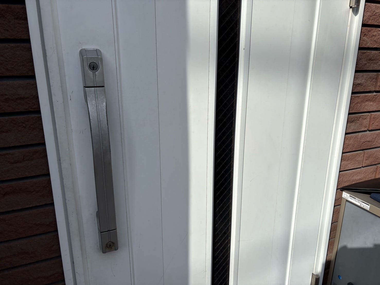 三協立山アルミ製のドアにGOAL社のプッシュプル錠がついています