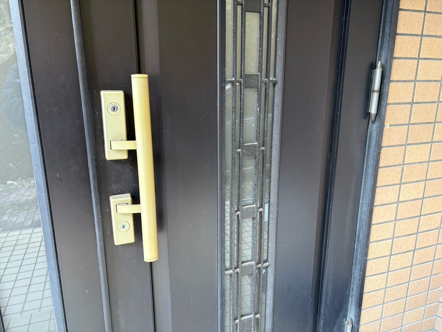 2ロックプッシュプル錠の玄関ドア。こちらの鍵を交換します