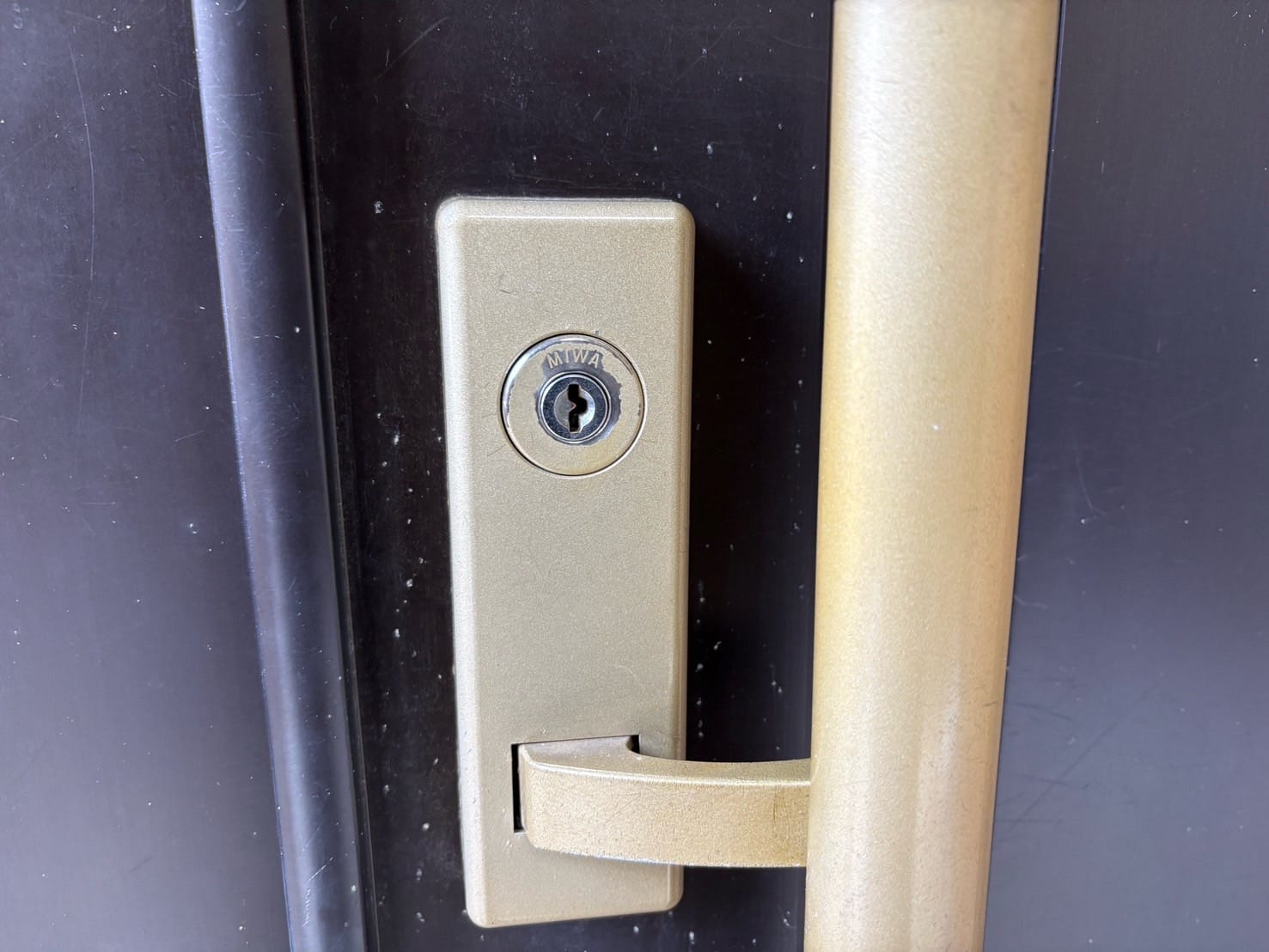 交換前の状態。MIWA社の旧式ディスクシリンダーが付いています