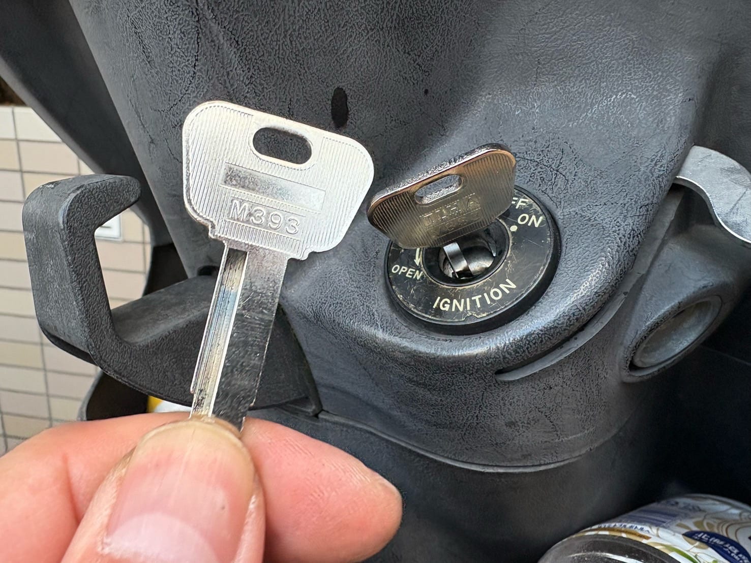 イグニッションシリンダーに鍵がささッている。シリンダーの前でもう一本の鍵持っている