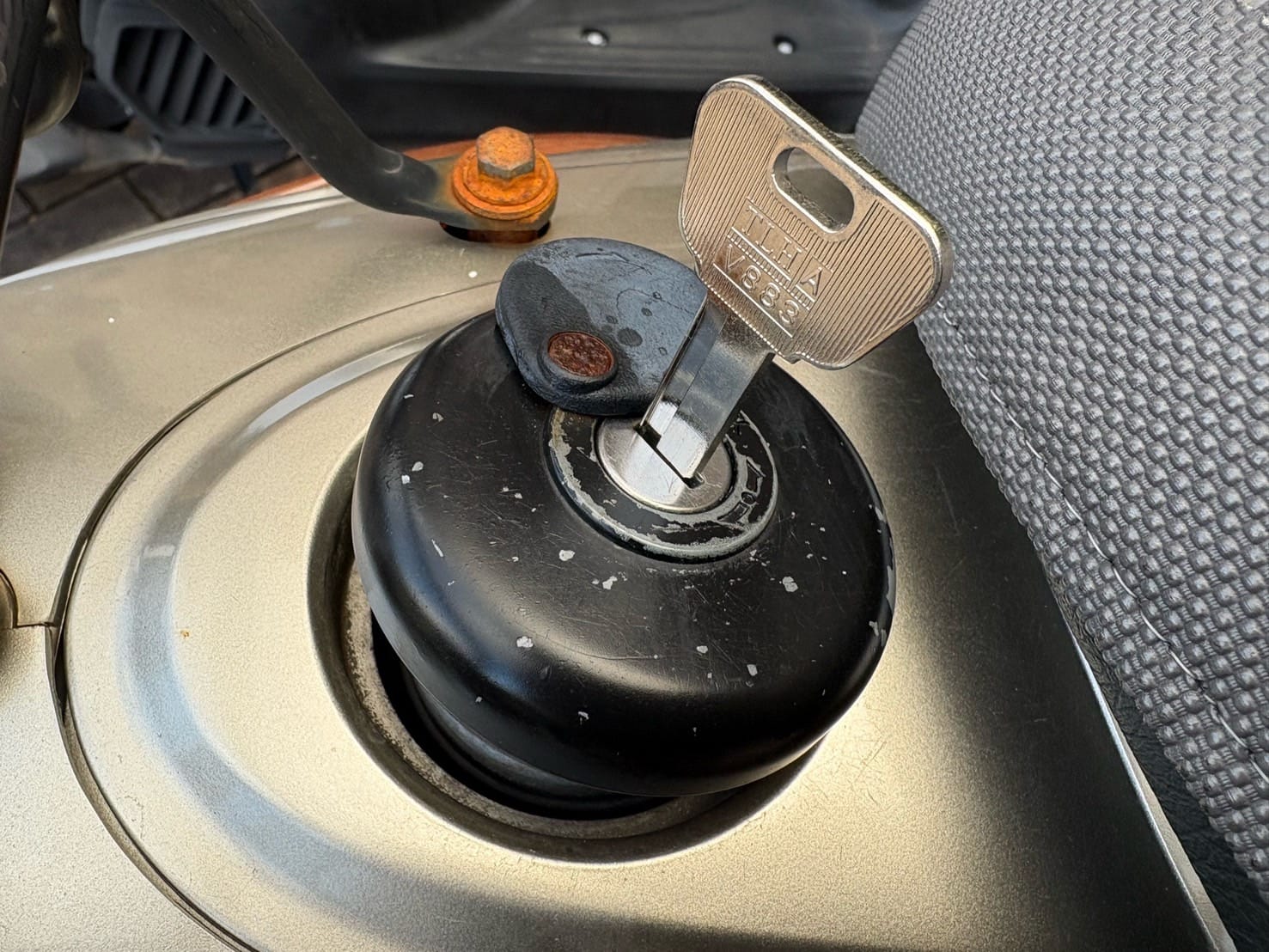 バイクの給油口に作製した鍵を挿している