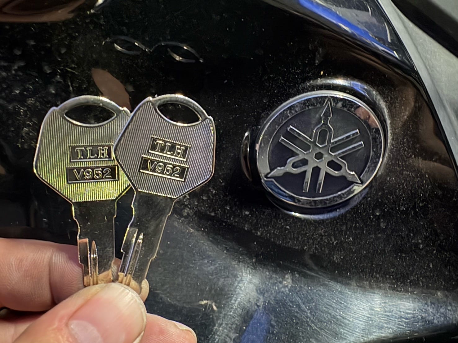 作製した2本の鍵を手に持っている