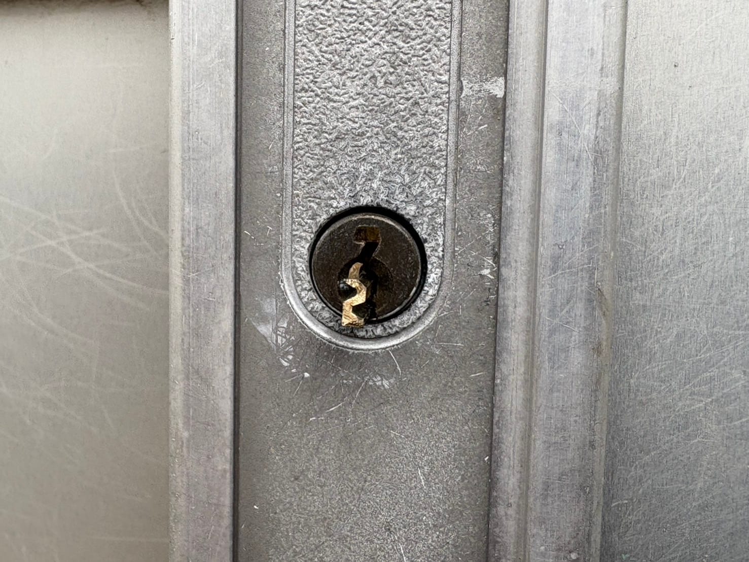 鍵穴に折れた鍵が残っている