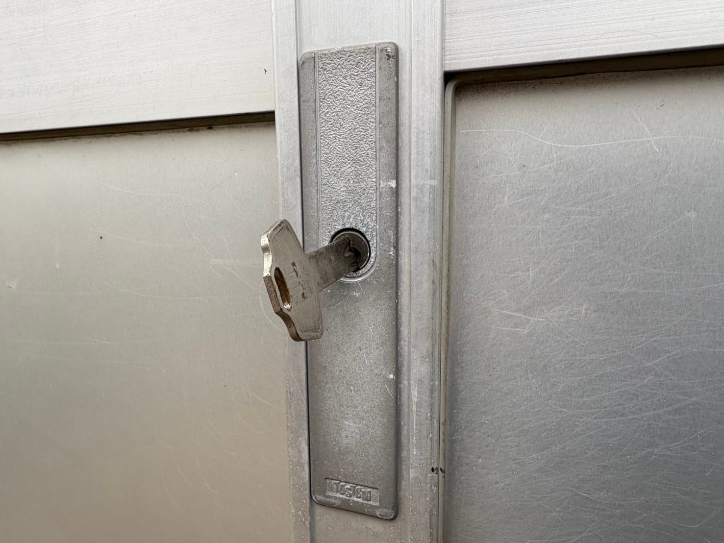 修理後、鍵を鍵穴にさしている