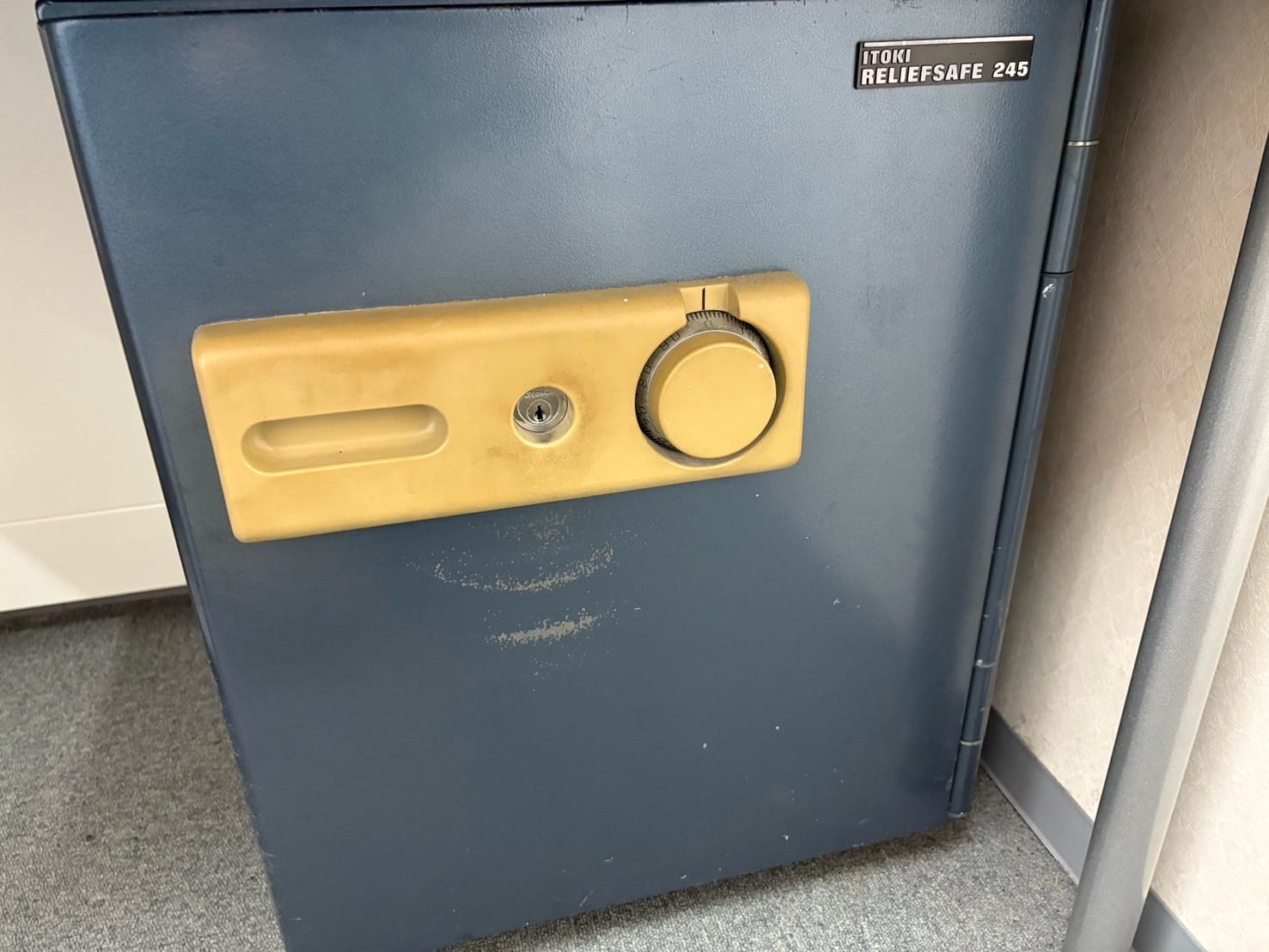 ダイアル番号がわからず開けられない金庫。こちらを解錠します