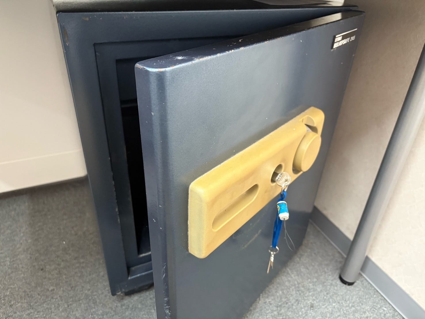 番号を探り当て、金庫が開きました