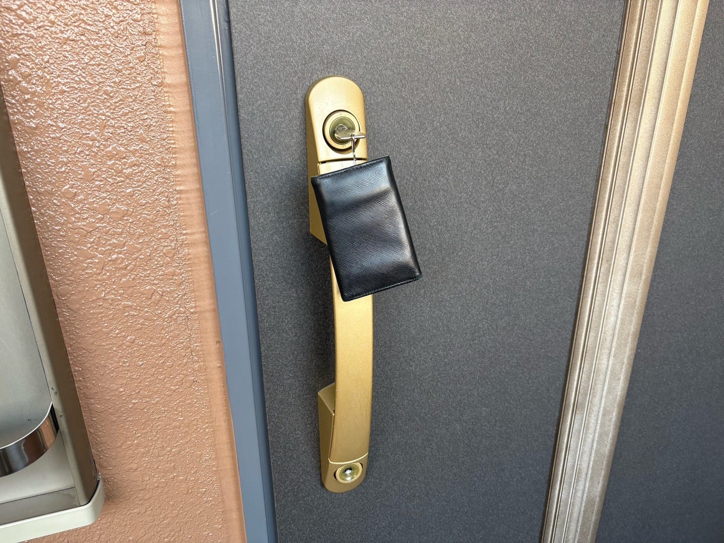 不調がある玄関ドア。こちらの扉の鍵を修理します