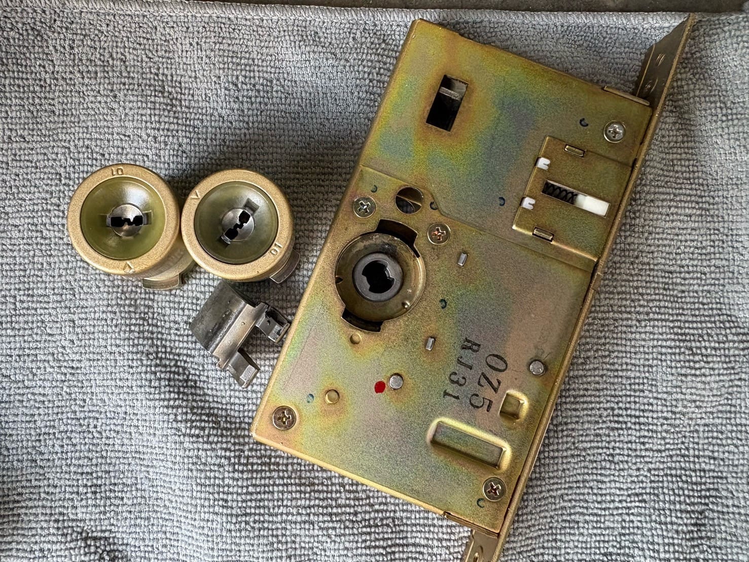 取り外してキーシリンダーやケースロック