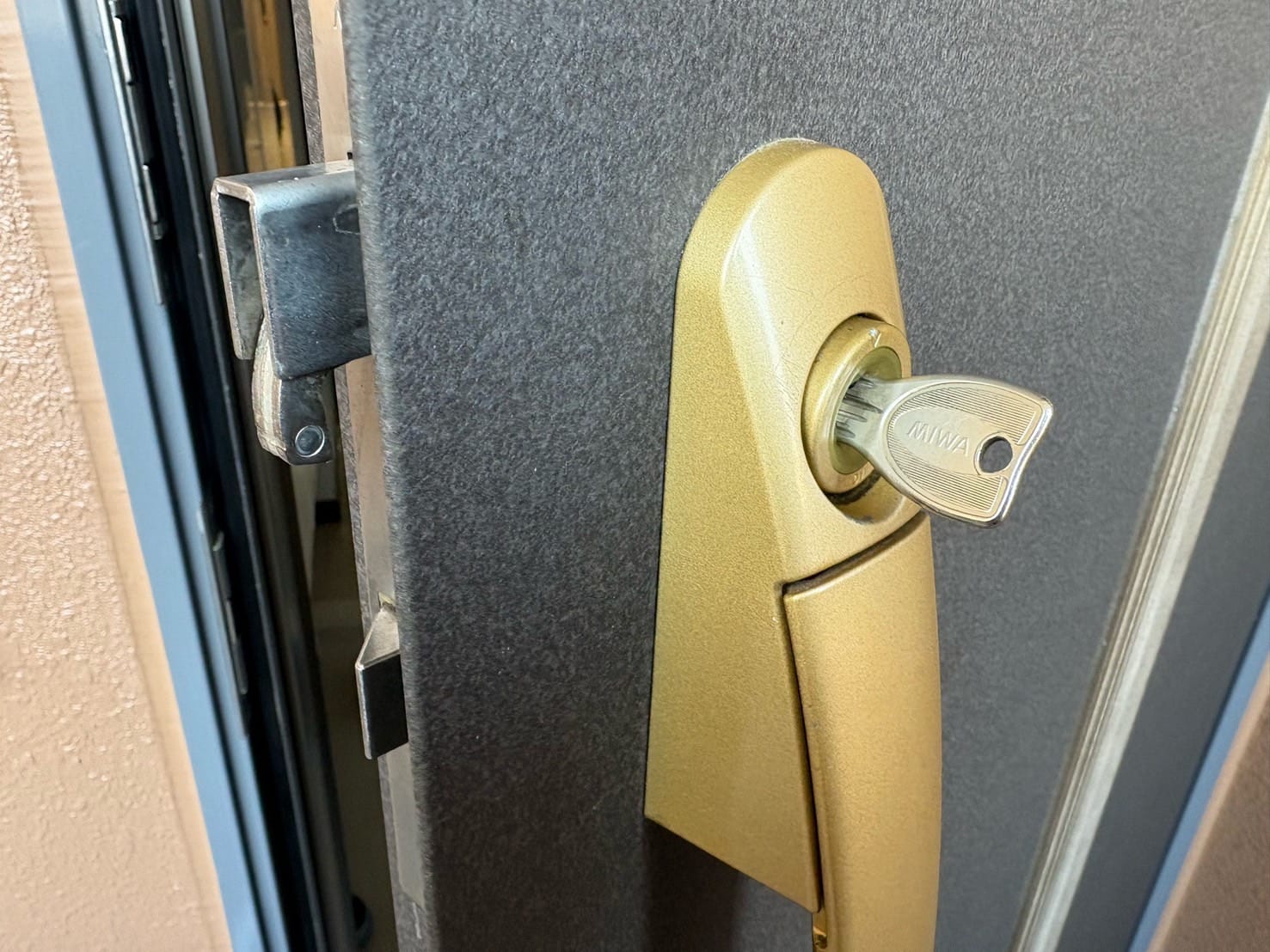 修理完了。上のシリンダーに鍵を挿している