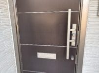 玄関ドアにはオプナス社のキーシリンダーが２つ付いたプッシュプル錠が。こちらの鍵を解錠します