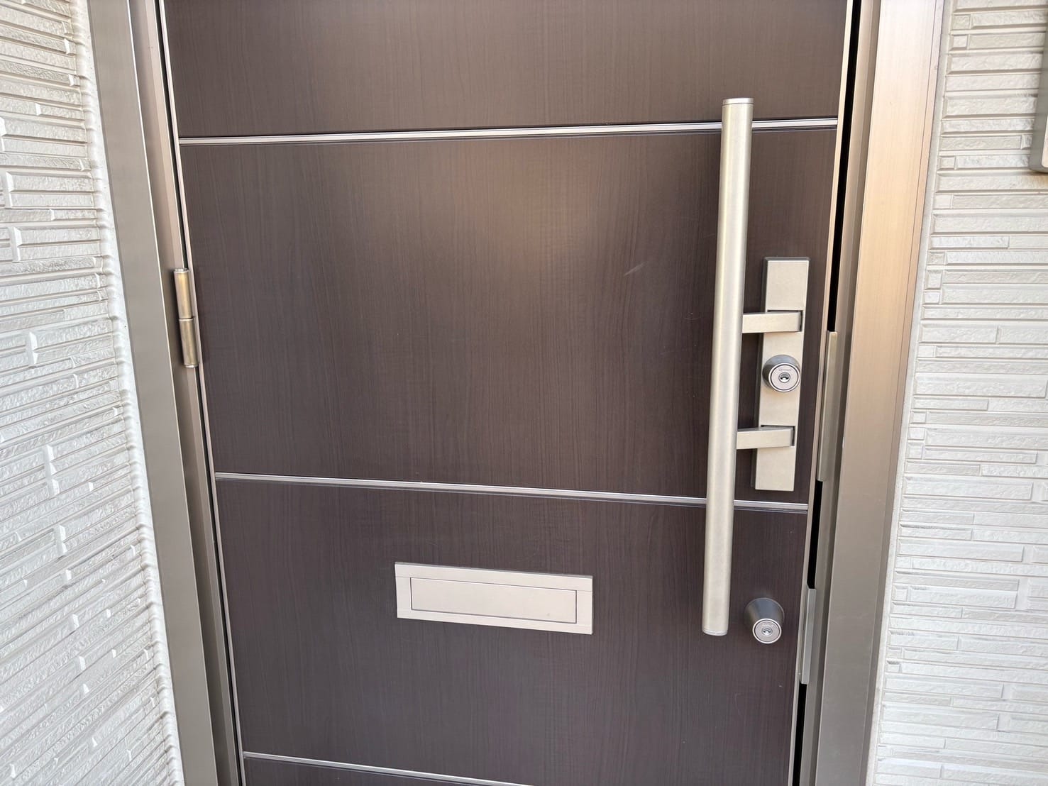 玄関ドアにはオプナス社のキーシリンダーが2つ付いたプッシュプル錠が。こちらの鍵を解錠します