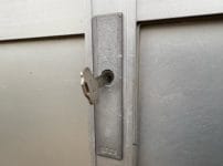 鍵を鍵穴にさしている