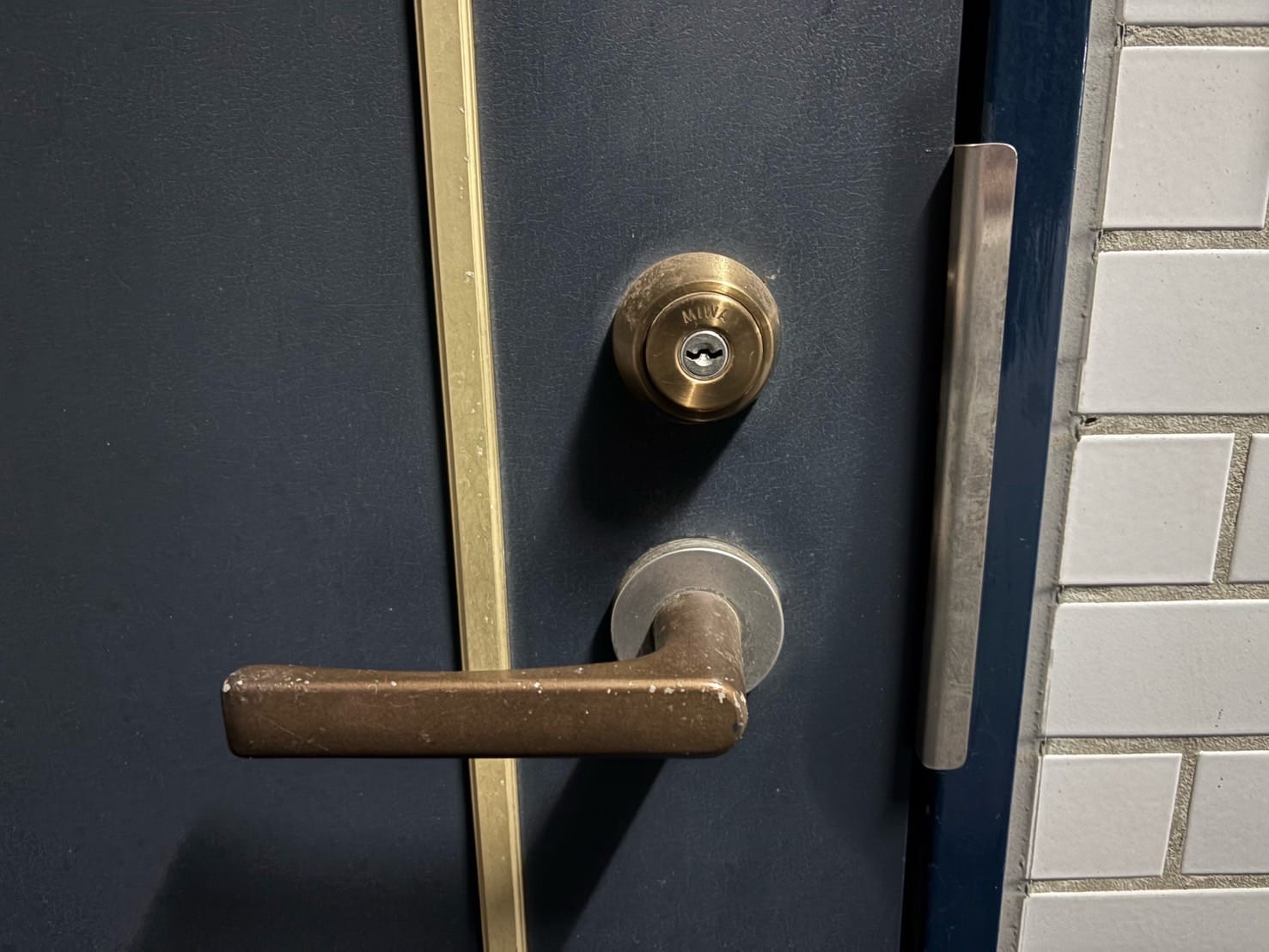 解錠のご依頼をいただいた玄関ドアにはMIWAの1ロックレバーハンドル錠がついている